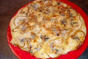 Pizza cu nuci, pere si gorgonzola