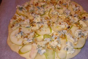 Pizza cu nuci, pere si gorgonzola