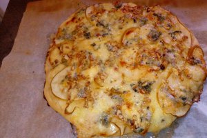Pizza cu nuci, pere si gorgonzola