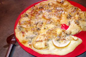 Pizza cu nuci, pere si gorgonzola