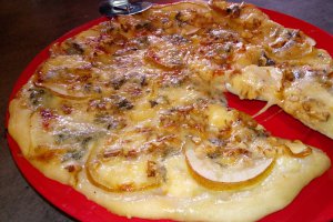 Pizza cu nuci, pere si gorgonzola