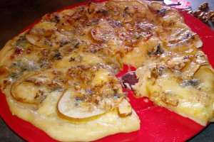 Pizza cu nuci, pere si gorgonzola