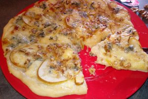 Pizza cu nuci, pere si gorgonzola