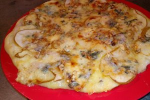 Pizza cu nuci, pere si gorgonzola