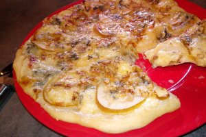 Pizza cu nuci, pere si gorgonzola