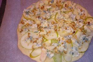 Pizza cu nuci, pere si gorgonzola