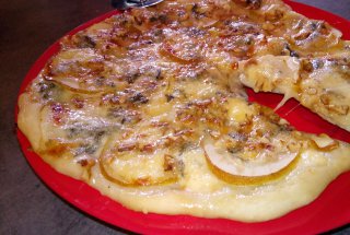 Pizza cu nuci, pere si gorgonzola