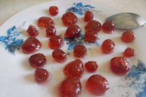 Desert cosulete cu frisca si fragi din dulceata