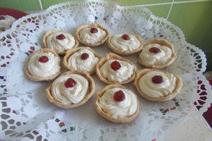 Desert cosulete cu frisca si fragi din dulceata