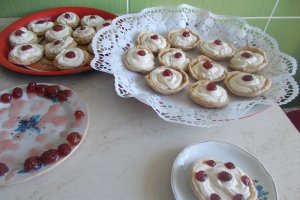 Desert cosulete cu frisca si fragi din dulceata