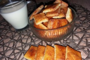 Aperitiv biscuiti sarati cu branza de vaca