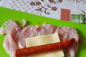 Rulouri din piept de pui cu carnat si cascaval
