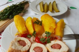 Rulouri din piept de pui cu carnat si cascaval