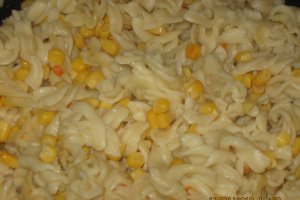 Salata de paste fusilli, porumb si carote  pariziene