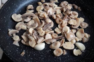 Paste cu ton si ciuperci
