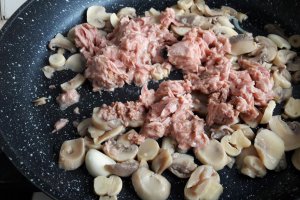 Paste cu ton si ciuperci