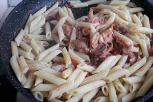 Paste cu ton si ciuperci