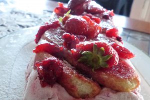 Desert sarlota chec cu capsuni