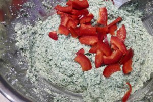 Aperitiv tarta cu spanac, branza si rosii cherry