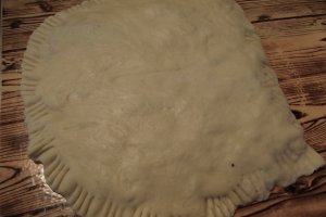 Sandvisuri la tigaie cu aluat dospit si diverse ingrediente