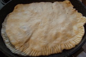 Sandvisuri la tigaie cu aluat dospit si diverse ingrediente