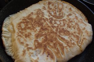 Sandvisuri la tigaie cu aluat dospit si diverse ingrediente