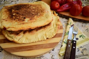 Sandvisuri la tigaie cu aluat dospit si diverse ingrediente