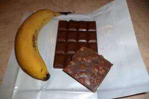 Desert clatite cu banane si ciocolata cu arahide si fructe de padure