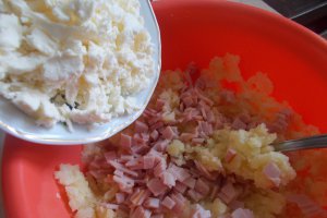 Aperitiv rulouri in bacon, din cartofi, sunca si branzeturi