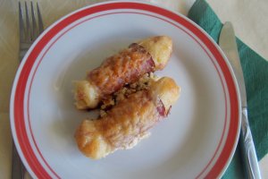 Aperitiv rulouri in bacon, din cartofi, sunca si branzeturi