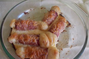 Aperitiv rulouri in bacon, din cartofi, sunca si branzeturi