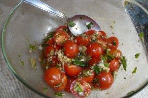 Tarte aperitiv cu rosii in foietaj