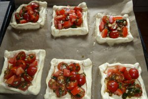 Tarte aperitiv cu rosii in foietaj