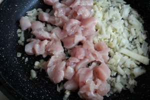 Deliciu cu pui, masline si branza
