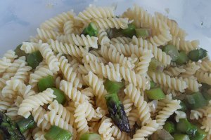 Salata de paste cu sparanghel si sunca