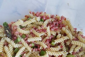 Salata de paste cu sparanghel si sunca