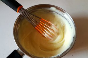 Desert tarta cu pere si crema de vanilie