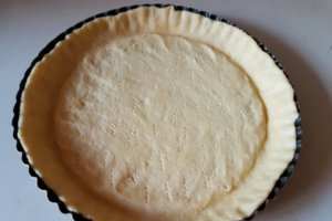 Desert tarta cu pere si crema de vanilie