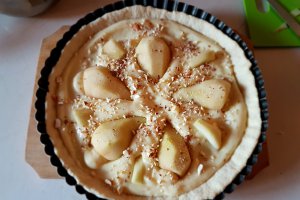 Desert tarta cu pere si crema de vanilie