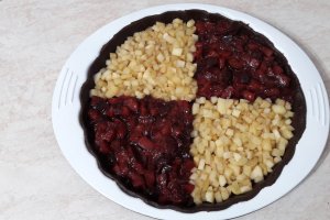 Desert tarta in doua culori cu prune si mere