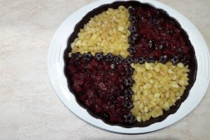 Desert tarta in doua culori cu prune si mere