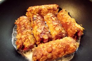 Aperitiv friganele cu felii de paine toast si cabanos
