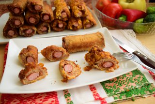 Aperitiv friganele cu felii de paine toast si cabanos