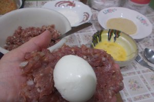 Oua scotiene, cu salata de varza