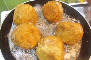 Oua scotiene, cu salata de varza