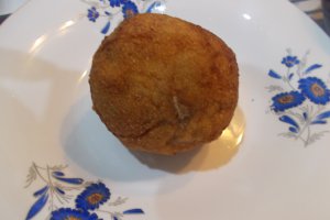 Oua scotiene, cu salata de varza