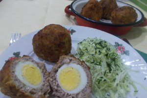 Oua scotiene, cu salata de varza