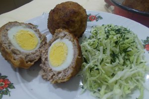 Oua scotiene, cu salata de varza
