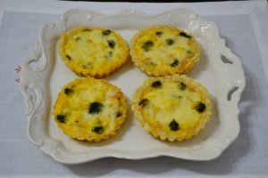 Mini tarte cu conopida si broccoli