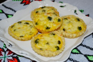 Mini tarte cu conopida si broccoli